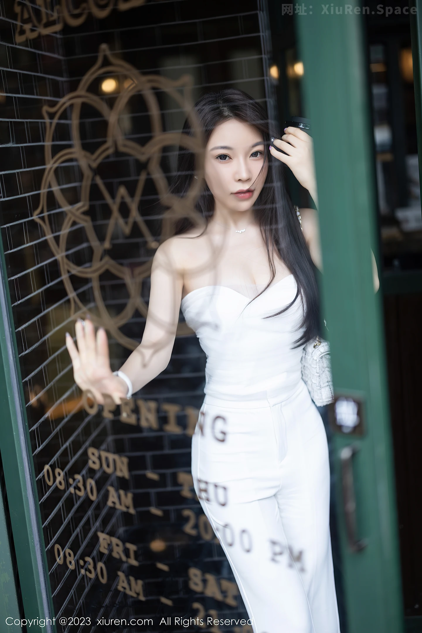 图片[5]-[XiuRen秀人网]2023.04.24 NO.6628 徐莉芝Booty 白色紧身抹胸上衣加白色丝袜美腿性感私房写真集-秀人网官方网站